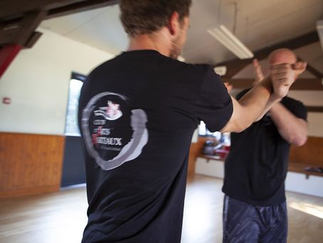 Echange de Wing Chun avec un partenaire au Club d’arts martiaux à St-Cirgues-de-Malbert, spécialisé en Wing Chun, proche Aurillac (Cantal)