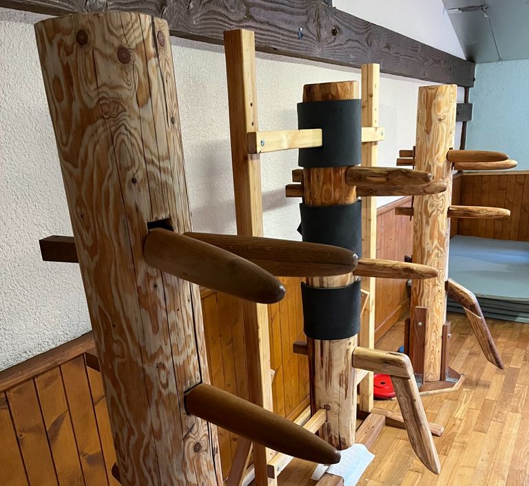 Nos mannequins de bois disponibles à la salle d'entrainement pour calibrer les techniques de frappe