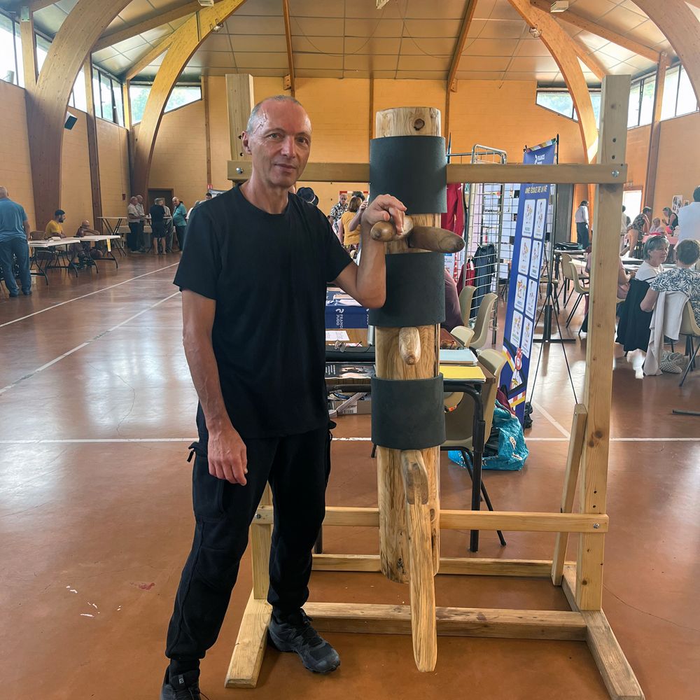 Démonstration au mannequin de bois